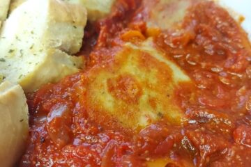 Piperade with vegan egg and garlic bread in a bowl