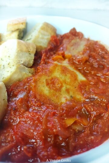 Piperade with vegan egg and garlic bread in a bowl